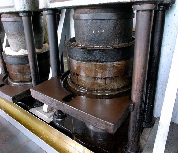 Tama-shime pressing machine